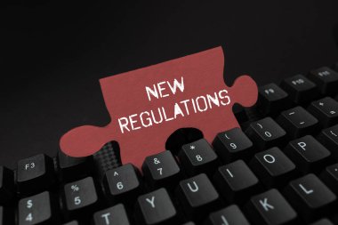 Yeni Yönetmelikleri gösteren bir işaret. İş fikri hükümet veya otorite tarafından yürürlüğe konan en son yerleşik yasalar Resim Açıklamaları ve Anahtar Sözcükler, Yeni İnternet Sitesine Girme