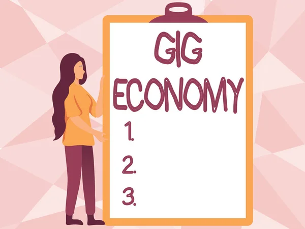 Segno di testo che mostra Gig Economy. Parola scritta su un sistema di mercato caratterizzato da lavori a breve termine e contratti Donna Disegno Holding Un grande Appunti Vuoti Mostra Nuovo Significato. — Foto Stock