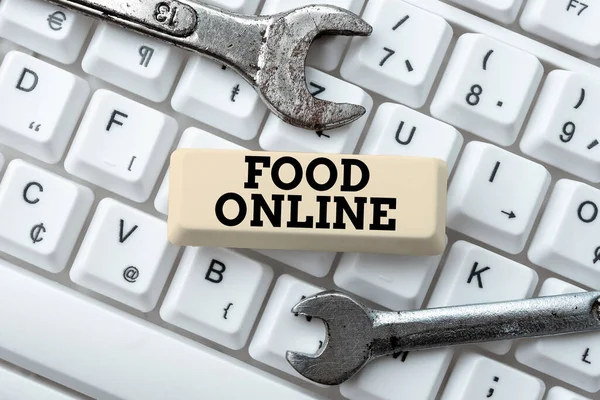 写作显示文字食物在线。网上食品概念的多样性建立在一个网站上，直接通过商店提供的形式和汇编在线数据，摘要编辑电子表格 — 图库照片