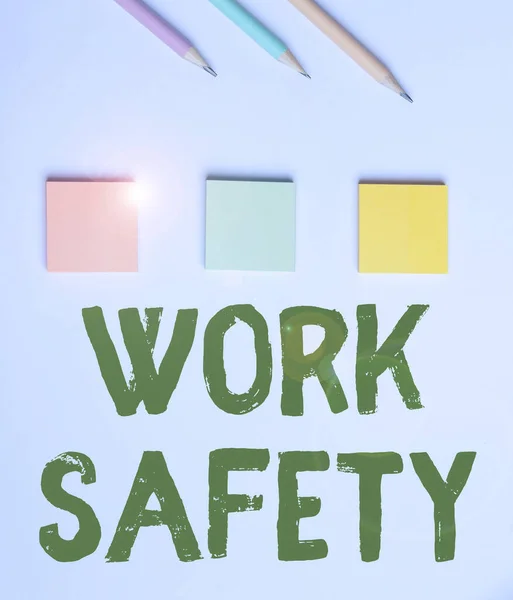 İş Güvenliği 'ni gösteren metin başlığı. İşçilerin sağlığını, Flaşlı Okul Malzemelerini, Parlak Öğretim Koleksiyonlarını korumak için şirketler tarafından uygulanan önleyici tedbirler — Stok fotoğraf