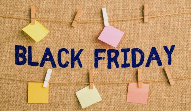 Kara Cuma 'yı gösteren tabela. İşletme konsepti, satıcının fiyatlarını sadece Flashy School Malzemeleri, Öğretim Koleksiyonları, Yazma Aletleri için düşürdüğü bir gün.,