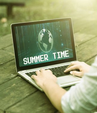 Yaz Saati 'ne ilham veren mesajlar. Yılın en sıcak sezonu olan ve dizüstü bilgisayarla karakterize edilen iş dünyası gösterisi. Uzaktan kumanda işi yapan bir masada dinleniyor..