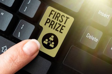 Birincilik ödülünü gösteren bir metin. İş vitrininde en çok aranılan ödül sadece genel kazanana veriliyor Çevrimiçi İşlem Geçmişi, Organize Dosya Sistemi Oluşturuluyor