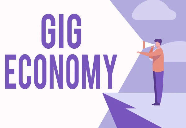 Gig Economy metni yazılıyor. İş dünyası, kısa vadeli işler ve sözleşmelerle belirlenen bir pazar sistemini gözden geçirir. Tepede Megafon Kullanarak Duran İşadamı Çizer. — Stok fotoğraf