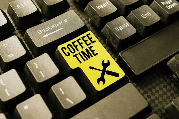 Kahve saati mesajı yazılıyor. İş yaklaşımı bir fincan kahvenin servis edildiği ve sarhoşken çevrimiçi transkripsiyon işleri yaratıldığı, web sitesi tanımlamaları yazıldığı seçilmiş bir dönemdir. — Stok fotoğraf
