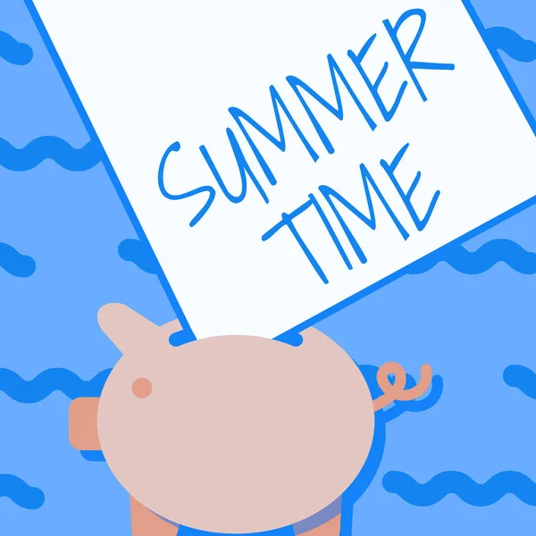 Tekst met inspiratie Summer Time. Internet Concept het heetste seizoen van het jaar gekenmerkt door korte nachten Piggy Bank Tekenen met grote vel papier vast in het gat. — Stockfoto