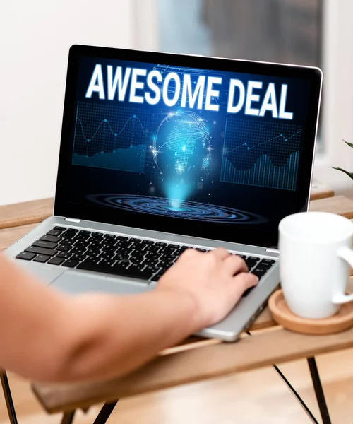Κείμενο που δείχνει έμπνευση Awesome Deal. Business showcase εντυπωσιακή συμφωνία που δόθηκε σε άλλο μέρος για αμοιβαίο όφελος Χέρι Ξεκούραση στο Laptop Top Of Table Beside Cup εργασίας από το σπίτι. — Φωτογραφία Αρχείου