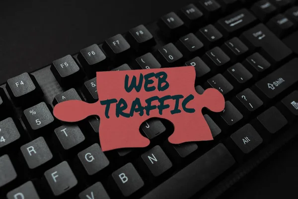 Fogalmi megjelenítés Web Traffic. Koncepcionális fotó mennyisége a webes felhasználók és megkísérelt látogatás mért egy honlapon Gépelés Kép leírások és kulcsszavak, Belépés az új internetes honlapon — Stock Fotó
