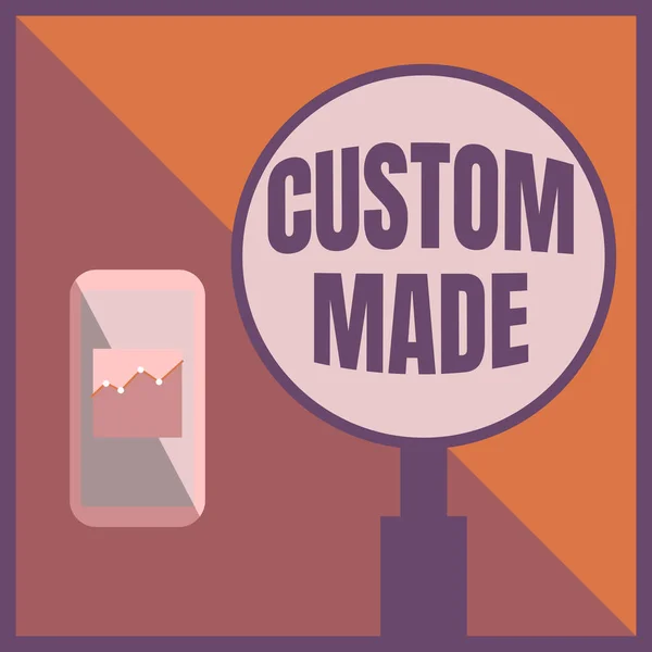 Pisanie wyświetlania tekstu Custom Made. Biznes podejście spersonalizowane obiekt zbudowany na konsument s jest specyfikacje Ilustracja aktywnego smartfona obok dużego szkła powiększającego. — Zdjęcie stockowe