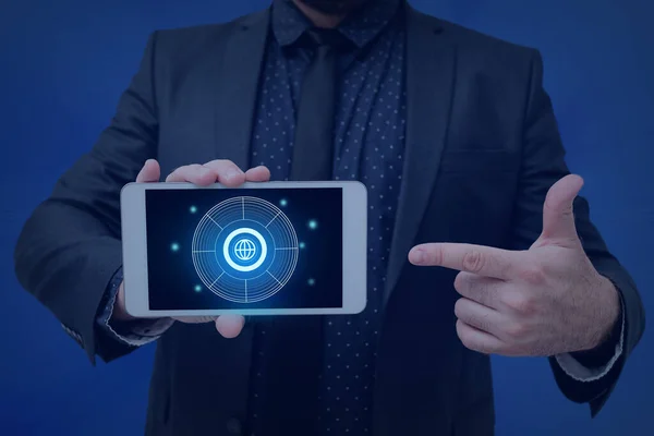 Ember tartja képernyőn mobiltelefon mutatja a futurisztikus technológia. Üzletember bemutatja mobiltelefon belső szoba bemutatása modern automatizálás. — Stock Fotó
