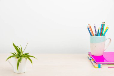 Düzenli Çalışma Alanı Ayarları, Yazma Masası Aletleri, Akıllı Ofis Düzenleme, Çalışma Masası, Not Alma, Yeni Oda Tasarımları, Organize Masa Üstü, Geri Dönüşüm Malzemeleri