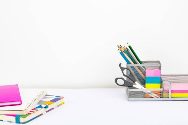 Düzenli Çalışma Alanı Ayarları, Yazma Masası Aletleri, Akıllı Ofis Düzenleme, Çalışma Masası, Not Alma, Yeni Oda Tasarımları, Organize Masa Üstü, Geri Dönüşüm Malzemeleri