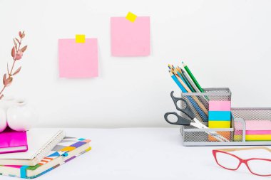 Düzenli Çalışma Alanı Ayarları, Yazma Masası Aletleri, Akıllı Ofis Düzenleme, Çalışma Masası, Not Alma, Yeni Oda Tasarımları, Organize Masa Üstü, Geri Dönüşüm Malzemeleri