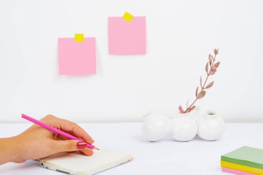 Düzenli Çalışma Alanı Ayarları, Yazma Masası Aletleri, Akıllı Ofis Düzenleme, Çalışma Masası, Not Alma, Yeni Oda Tasarımları, Organize Masa Üstü, Geri Dönüşüm Malzemeleri