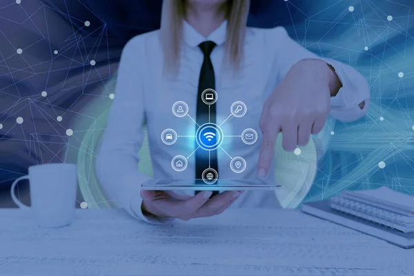 Lady Pressing Screen of Mobile Phone Toont de futuristische technologie. Palm Tapping Cell Phone Binnenkamer Presenteren Moderne Automatisering. — Stockfoto