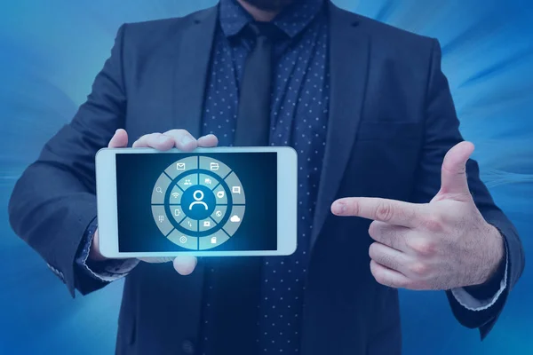 Muž držící obrazovku mobilního telefonu zobrazující futuristickou technologii. Podnikatel prezentující mobilní telefon v místnosti Prezentace moderní automatizace. — Stock fotografie