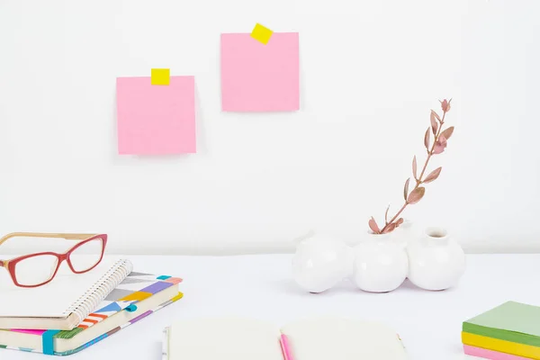 Tidy Workspace Setup, Bureau apparatuur, Smart Office Arrangement, Studietafel, Notities maken, Verse kamer ontwerpen, Georganiseerd tafelblad, Recycling Materialen — Stockfoto