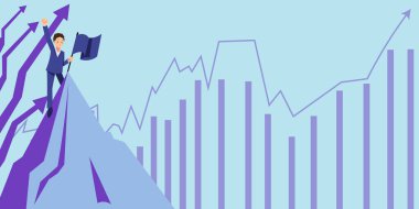 Tepede duran ve başarısını gösteren adam gökyüzüne el kaldırıyor. Beyefendiler Dağ Kol 'unun Üzerinde Yükselen Bulutlar Başarı Gösteriyor.