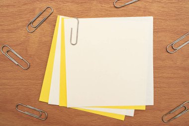 Çoklu Koleksiyon Ofisi Kırtasiyesi Fotoğraf Kalemlerle Not Defteri Cetvel Makas Kağıt Kıskaç Kağıt Tutacağı Tablo Üzerine Yerleştirilmiş