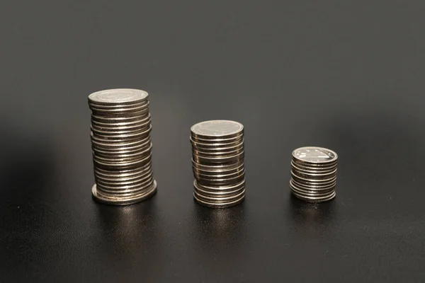 Coins Pile Over The Table che presenta i piani finanziari. Piani ipotecari per la casa e l'ufficio utilizzando il denaro. — Foto Stock