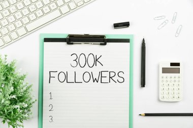 Mesaj işareti 300 bin takipçiyi gösteriyor. Instagram 'da Çoklu Koleksiyon Ofisi Kırtasiyesi Fotoğrafı Üzerine yerleştirilmiş kişiyi takip eden kişi sayısı