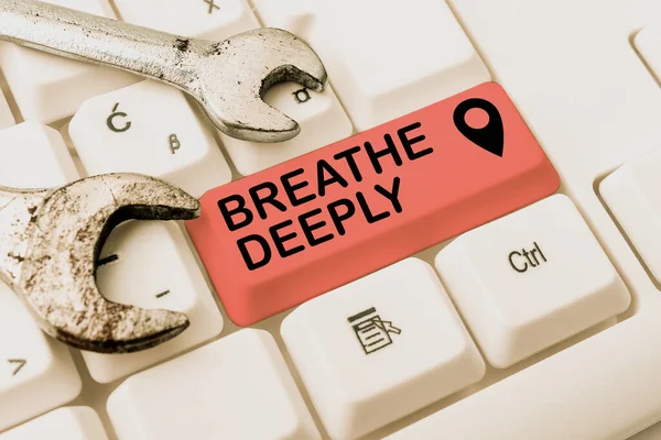 Inspirasi menunjukkan tanda-tanda Breathe Deeply. Konsep Internet untuk mengambil banyak udara ke dalam paru-paru menghirup napas seutuhnya Pesan Presentasi Mengetik Abstrak, Mengetik Ulang Sandi Surel Baru — Stok Foto