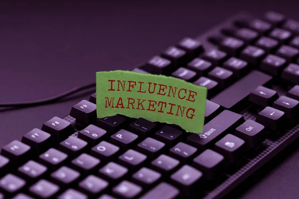 Señal que muestra Influence Marketing. Forma de concepto de negocio de comercio de redes sociales que implica endosos que ofrecen lecciones y consejos de mecanografía de velocidad, mejorando la precisión del teclado —  Fotos de Stock