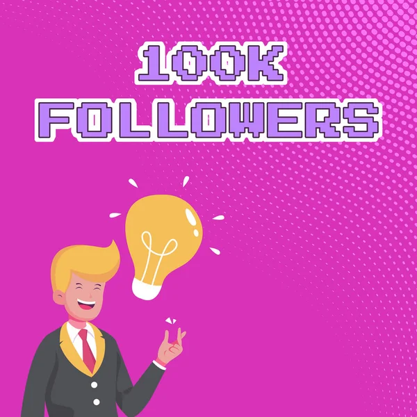 Напис з текстом містить 100K Followers. Концептуальне фото Кількість людей, які слідують за кимось у Instagram Джентльмен малює стоячи, маючи нову ідею, представлену світлою бульбашкою. — стокове фото