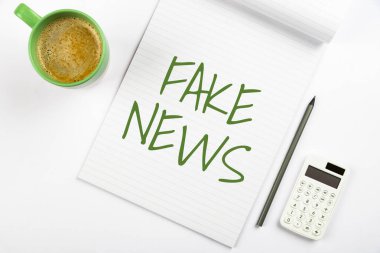 Sahte haberleri gösteren bir tabela. İş genel görünümü yanlış bilgi yayınlama özgün haber kisvesi altında Çoklu Çeşitli Koleksiyon Ofisi Kırtasiyesi Fotoğrafı Tablo Üzerine yerleştirildi