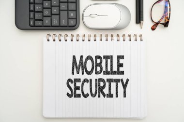 Mobil Güvenliği gösteren bir ilham. Akıllı telefonlar, ofis malzemeleri, klavye ve çalışma için kahve fincanı gibi mobil cihazlara veri sağlama çabaları için sözcük