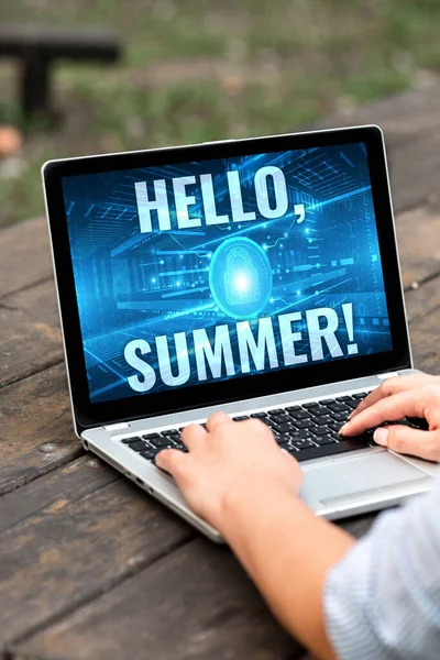Conceptuele weergave Hallo, Summer. Zakelijke aanpak begroeting gebruikt wanneer het hete seizoen van het jaar wordt ervaren Laptop geplaatst rust op tafel werken in het park doen Remote Jobs. — Stockfoto