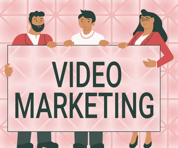 Firma mostrando Video Marketing. Idea de negocio integra vídeo atractivo en las campañas de marketing Tres Colegas Celebrando Presentación Junta Mostrando Nuevas Ideas. — Foto de Stock