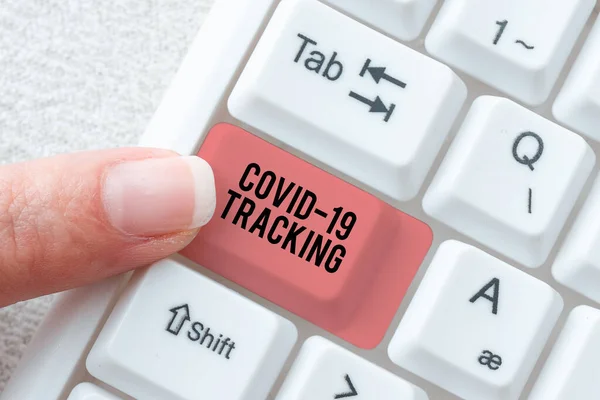 Inspiracja pokazująca znak Covid 19 Tracking. Koncepcja biznesowa Wyróżniający się proces możliwych zarażonych osób Przepisywanie Download History Files, Typing Online Registration Forms — Zdjęcie stockowe
