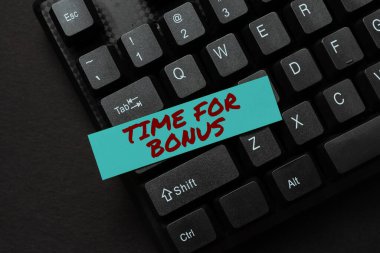Mesaj işareti Bonus Zamanı 'nı gösteriyor. İşletme vitrininde özel teklifler, ekstra indirimler, yeni iş sloganı yazan çılgın anlaşma, piyasa stratejileri.