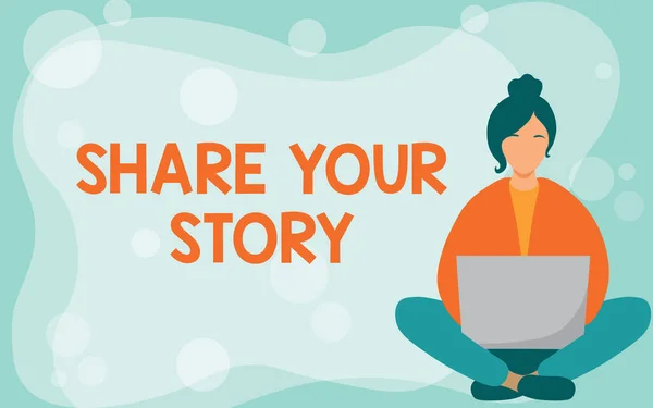 Tekstbord met Share Your Story. Woord voor Toon uw belangrijke levenservaring en prestatie in het leven Jongedame zit met gekruiste benen tijdens het gebruik van laptop Toon ontspanning. — Stockfoto