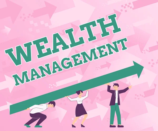 Ispirazione che mostra il segno Wealth Management. Approccio commerciale consulenza in materia di investimenti che combina altri servizi finanziari Quattro colleghi disegno standing holding grande freccia per il successo. — Foto Stock