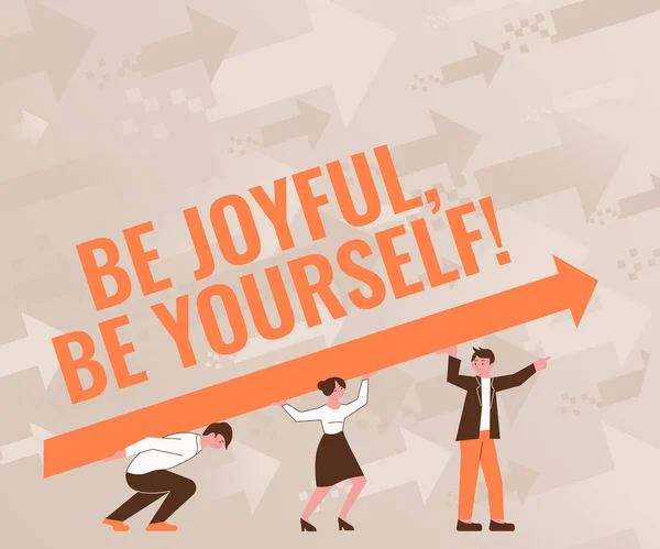 Σημάδι κειμένου που δείχνει Να είσαι χαρούμενος, Να είσαι ο εαυτός σου. Έννοια σημαίνει να είναι χαρούμενα θετικά Κρατήστε τις αξίες σας Τέσσερις Συνάδελφοι Σχέδιο Στέκεται Κρατώντας Μεγάλο Βέλος Για Επιτυχία. — Φωτογραφία Αρχείου