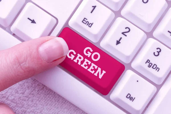 Psaní textu Go Green. Word pro rozhodování šetrnější k životnímu prostředí, jak snížit recyklaci historie transakcí online, vytváření organizovaného souborového systému — Stock fotografie