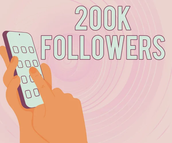 Textschild mit 200K Followern. Internet-Konzept Anzahl der Personen, die jemandem in Instagram Hands Holding Technological Device folgen, indem sie die Anwendungstaste drücken. — Stockfoto