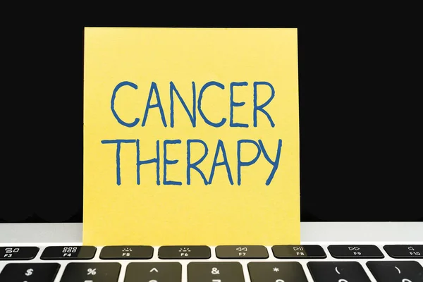 Текстовый знак, показывающий лечение рака. Обзор бизнеса по лечению рака у пациента часто с химиотерапией Офис Поставки за столом с клавиатурой и стаканы и кофе Кубок для работы — стоковое фото