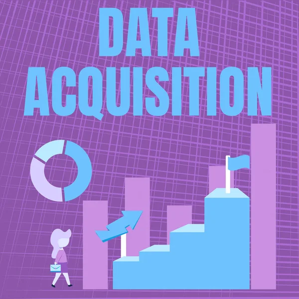 Veri Alma işareti gösteren ilham. Geniş Grafik Gösterimine Doğru Yürüyen İş Kadını İstatistikleri için manevra yapılabilecek bir kelime — Stok fotoğraf