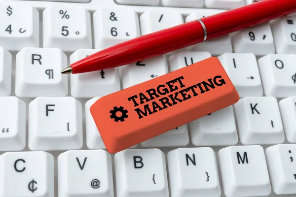 Σήμα κειμένου που δείχνει το Target Marketing. Επιχειρηματική επισκόπηση έμπορος s είναι το πιο σημαντικό έργο που χρησιμοποιείται επίσης στη στρατηγική αγοράς Σύνδεση με online φίλους, Κάνοντας Γνωριμίες στο Διαδίκτυο — Φωτογραφία Αρχείου