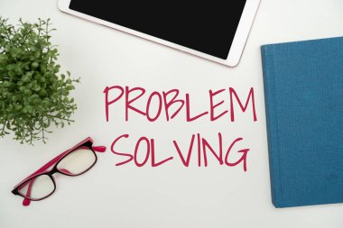 Metin Sorunu Çözme yazılıyor. Çalışma için klavye, bardak ve kahve fincanı olan ofis malzemeleriyle etkili bir şekilde ilgilenmenin bir yolunu ya da yolunu bulmak iş fikriydi.