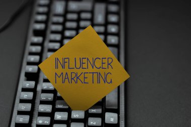 Metin başlığı Etki Pazarlama sunar. Yemek pişirme talimatları ve İçindekiler Listelerini Yazmayı, Çevrimiçi Gıda Bloğu Yapmayı içeren sosyal medya ticaretinin iş genel görünümü