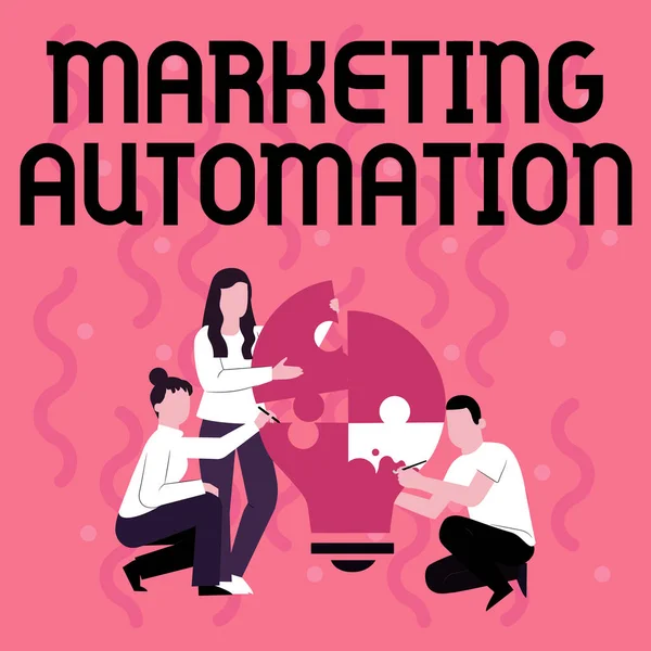 Mão escrita sinal Marketing Automation. Ideia de negócio Software usado pela empresa para efetivamente direcionar o cliente Desenho do empregado Ajudando uns aos outros Construindo Lâmpada Quebra-cabeça. — Fotografia de Stock