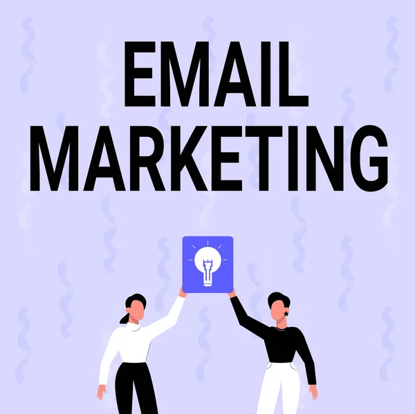 Conceptueel bijschrift Email Marketing. Bedrijfsconcept Een commerciële boodschap sturen naar een groep van tonen met behulp van mail Twee collega 's Holding Lamp Presenteren van New Achievement Reach. — Stockfoto