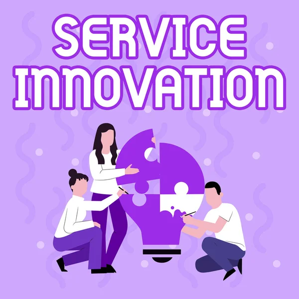 Bildunterschrift: Service Innovation. Business-Schaufenster Verbesserte Produktlinien-Dienstleistungen stellen kommenden Trend vor Mitarbeiterzeichnung hilft einander beim Bau von Glühbirnen-Puzzle. — Stockfoto
