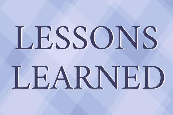 Escribir mostrando texto Lecciones aprendidas. Concepto que significa experiencias obtenidas de la comprensión de la actividad Línea de fondos ilustrados con varias formas y colores. —  Fotos de Stock