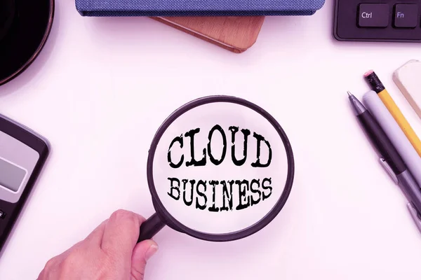 Podpis tekstowy przedstawiający Cloud Business. Koncepcja oznacza obliczenie, które opiera się na współdzielonych zasobów obliczeniowych Dostawy Office Over Desk z klawiatury i okularów i filiżanki kawy do pracy — Zdjęcie stockowe