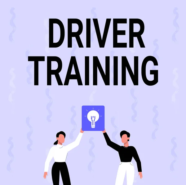 Testi scritti a mano Driver Training. Parola Scritto su prepara un nuovo pilota per ottenere un driver s è la licenza Due Colleghi Holding Lamp Presentando nuovo raggiungimento. — Foto Stock